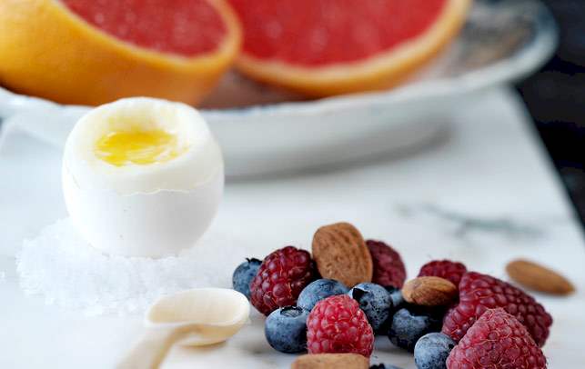 Kogt æg med blåbær og grapefrugt Kogt æg med blåbær og grapefrugt