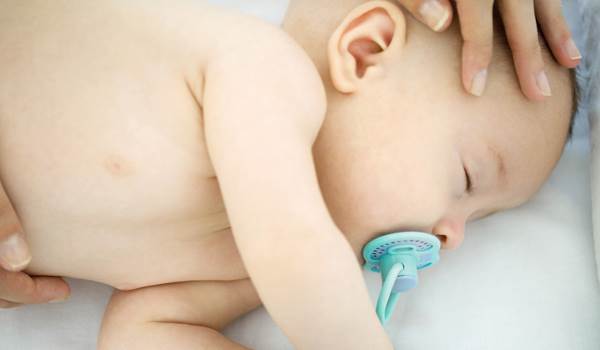 Hvis baby har en uregelmæssig søvn, så kan du hente hjælp her. Foto: Colourbox Baby søvn