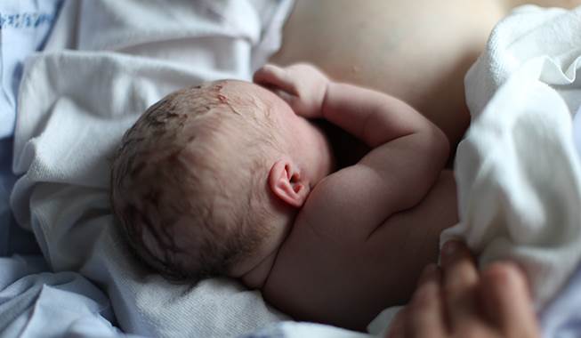 Baby skal igennem ni faser i løbet af den første time i livet. Babys udvikling