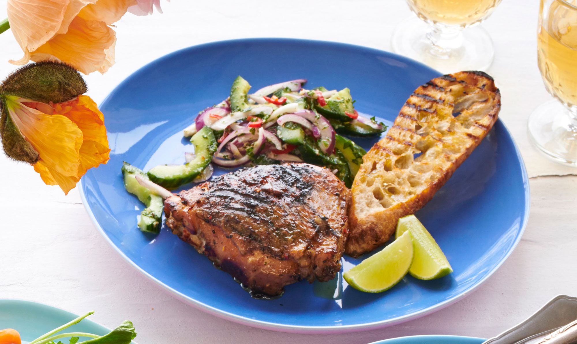 Grillstegt kylling med agurke/myntesalat
