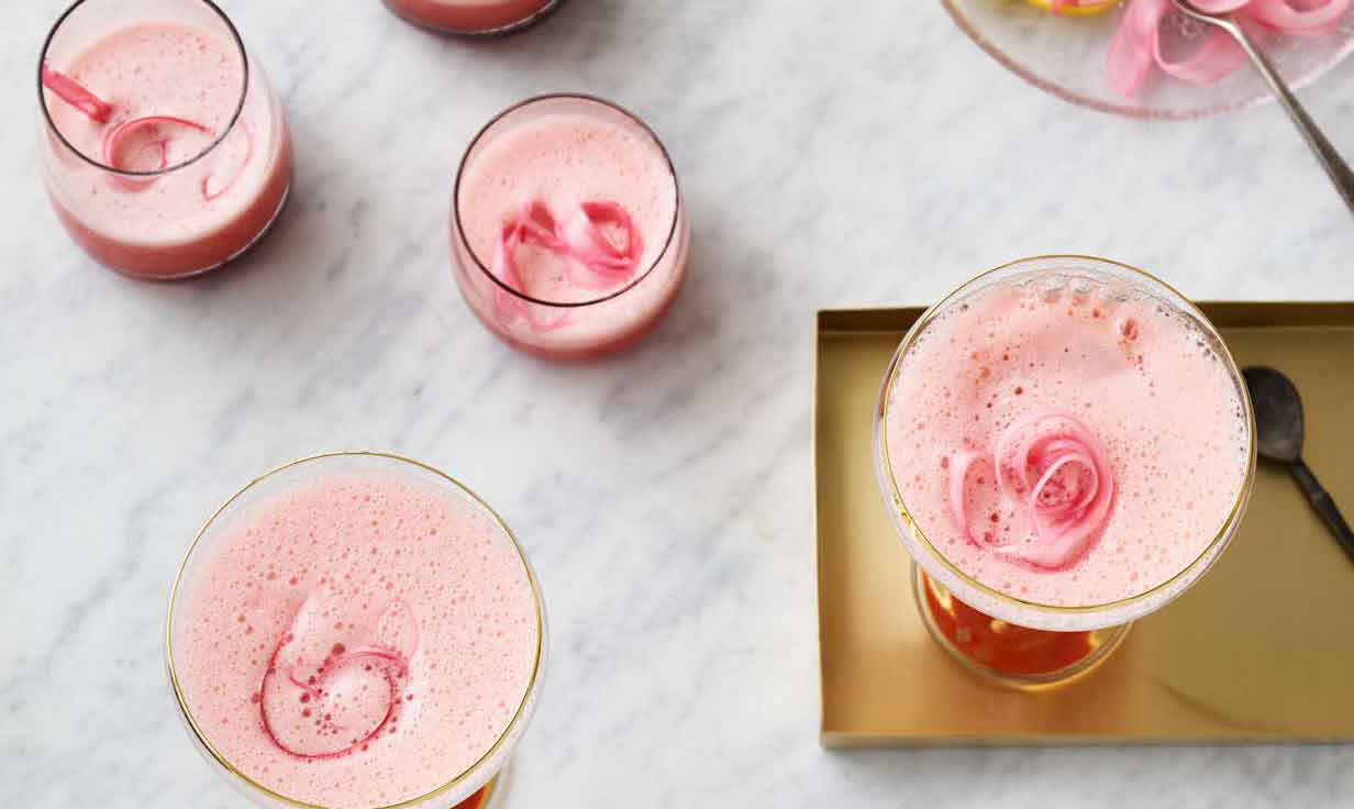 Perfekt til sommeren – nærmest som slush ice for voksne. Jordbær/rabarber frosé