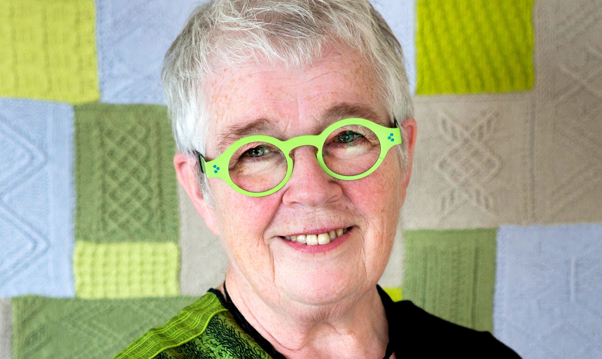 En trøje er en skulptur, der skal sidde på en krop, mener Vivian, der har designet et utal af trøjer og i en periode lavede 60 trøjer om året for Hjertegarn. Vivian Høxbro