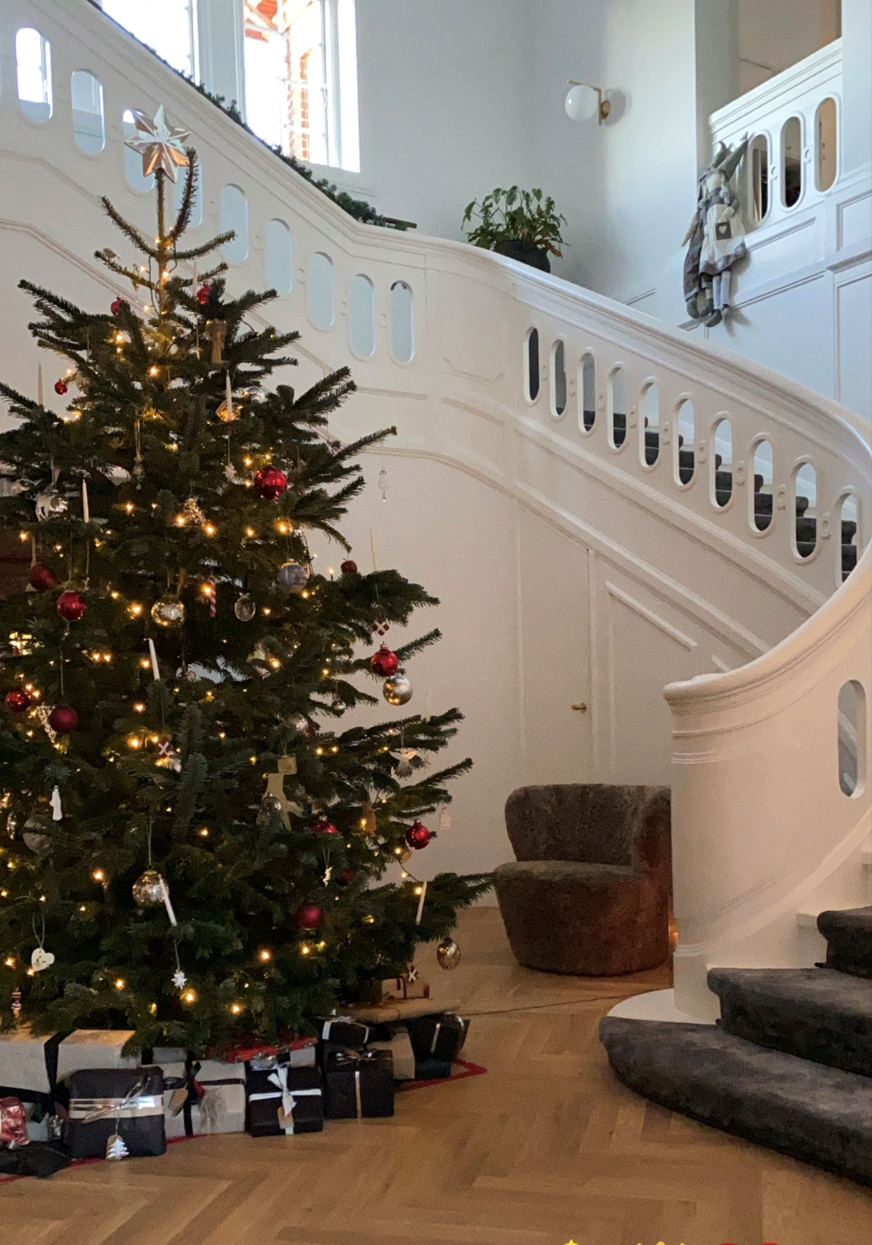 Juletræet i den fine hall.