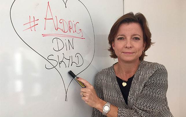 Social- og indenrigsminister Karen Ellemann mener, at vi alle sammen kan være med til at bekæmpe voldtægt. #aldrigdinskyld