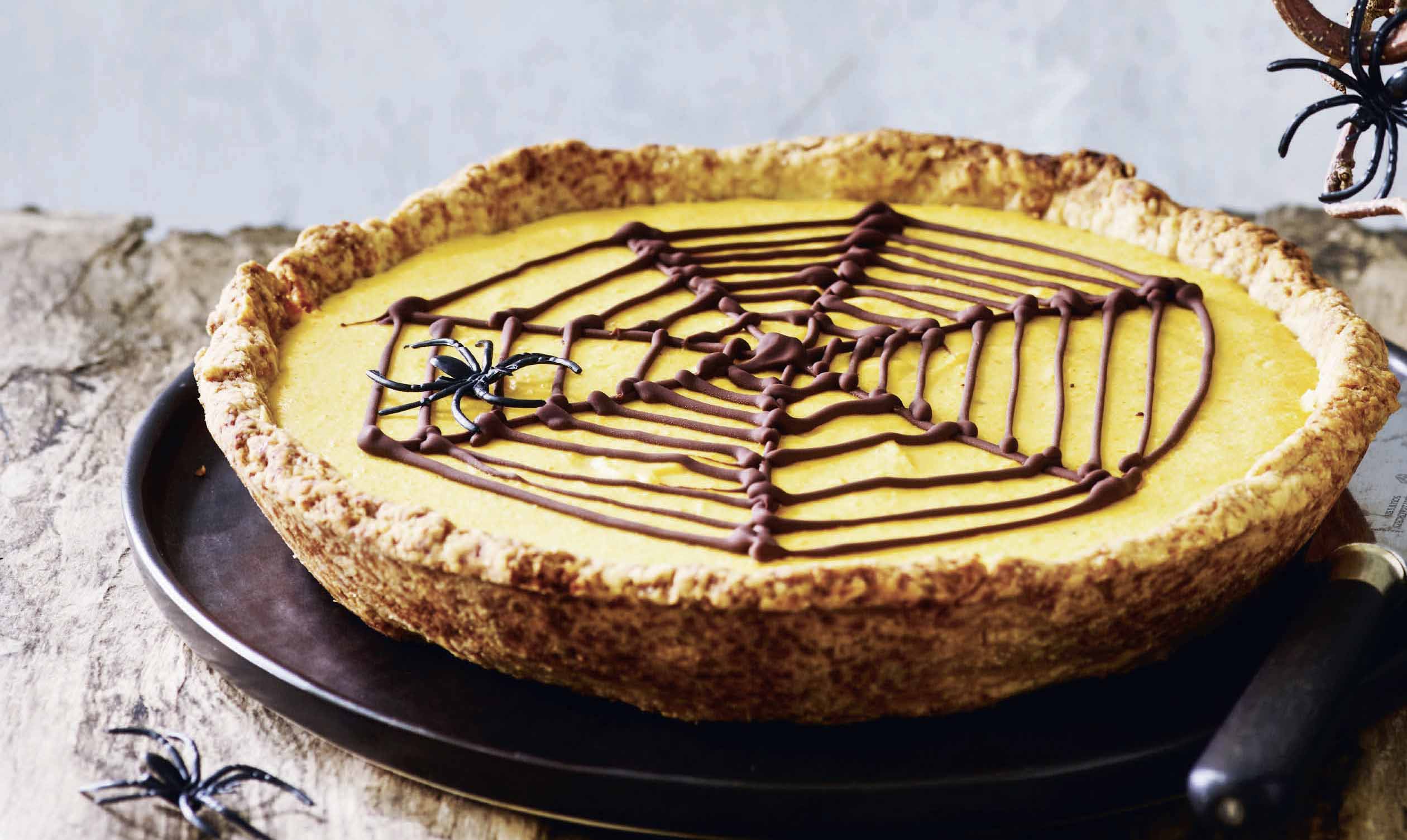 Tærten med græskarcreme smager godt hele efteråret – og til halloween kan kagen pyntes med spindelvæv af chokolade... Opskrift på halloweenkage