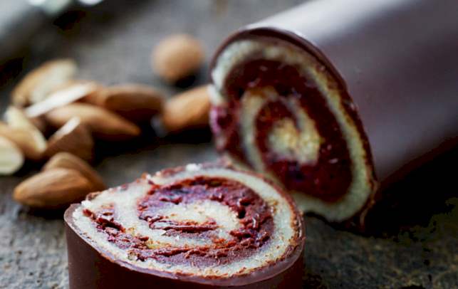 Marcipanroulade med blåbærtrøffel Marcipanroulade med blåbærtrøffel