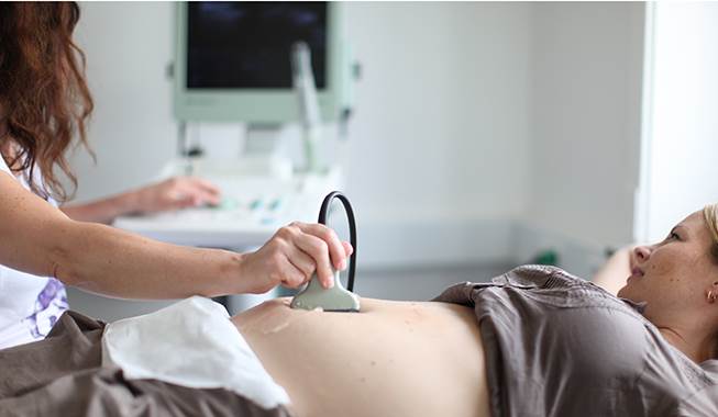 Det er fantastisk at se sit lille barn bevæge sig i maven, men nu advarer myndighederne i USA om hygge-skanningerne. Foto: Nimastock Gravid