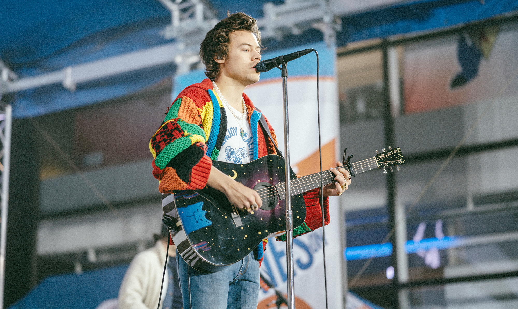 Manden, der startede det hele. Harry Styles satte gang i en digital striklavine Sanger Harry Styles på scenen iført den striktrøje, der er blevet et IT-item, og som Eurowoman her bringer opsrkfiten på