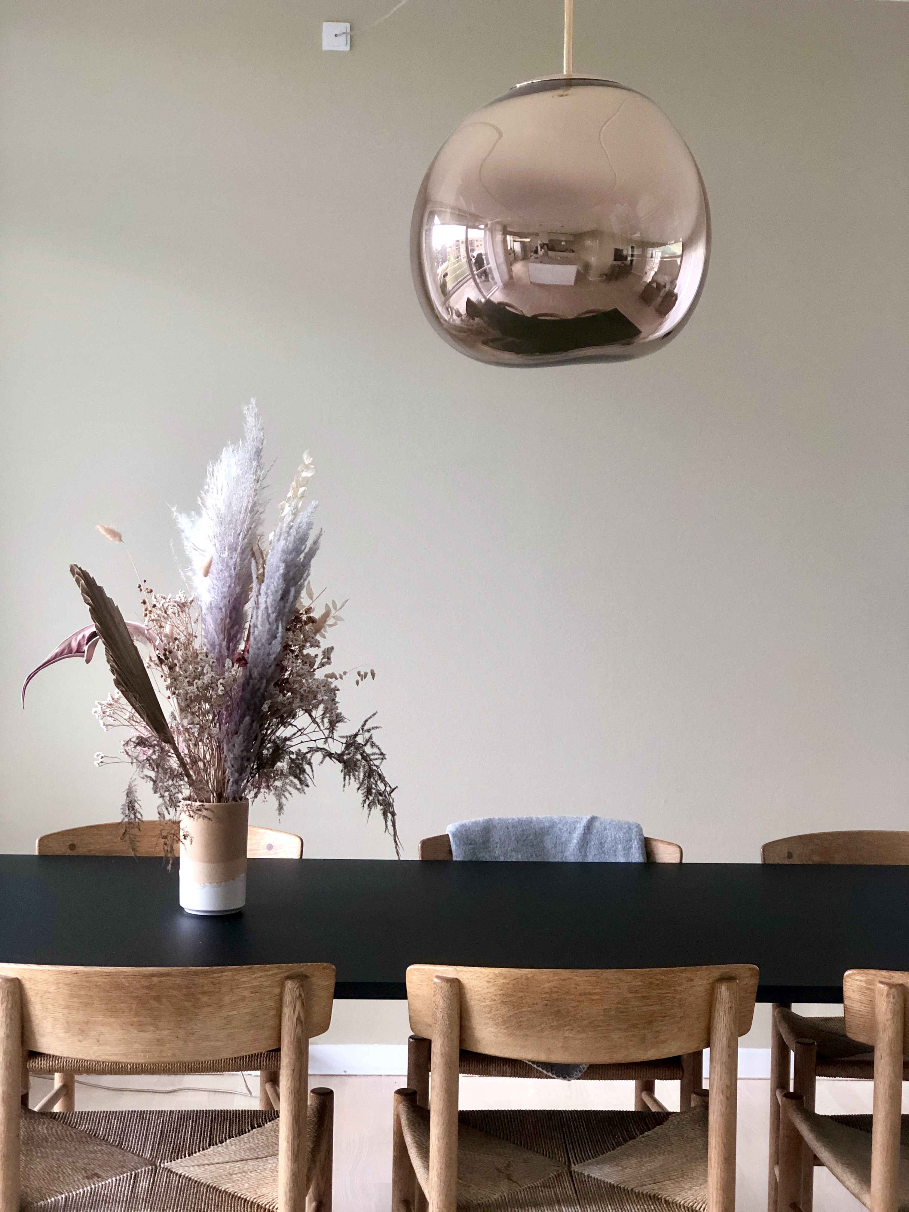 Melt lampen over spisebordet er fra Tom Dixon og er et af Signes kæreste eje.
