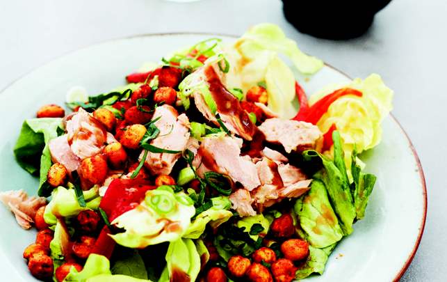 Få opskriften på salat med tun, peberfrugt og spansk salatdressing Få opskriften på salat med tun, peberfrugt og spansk salatdressing