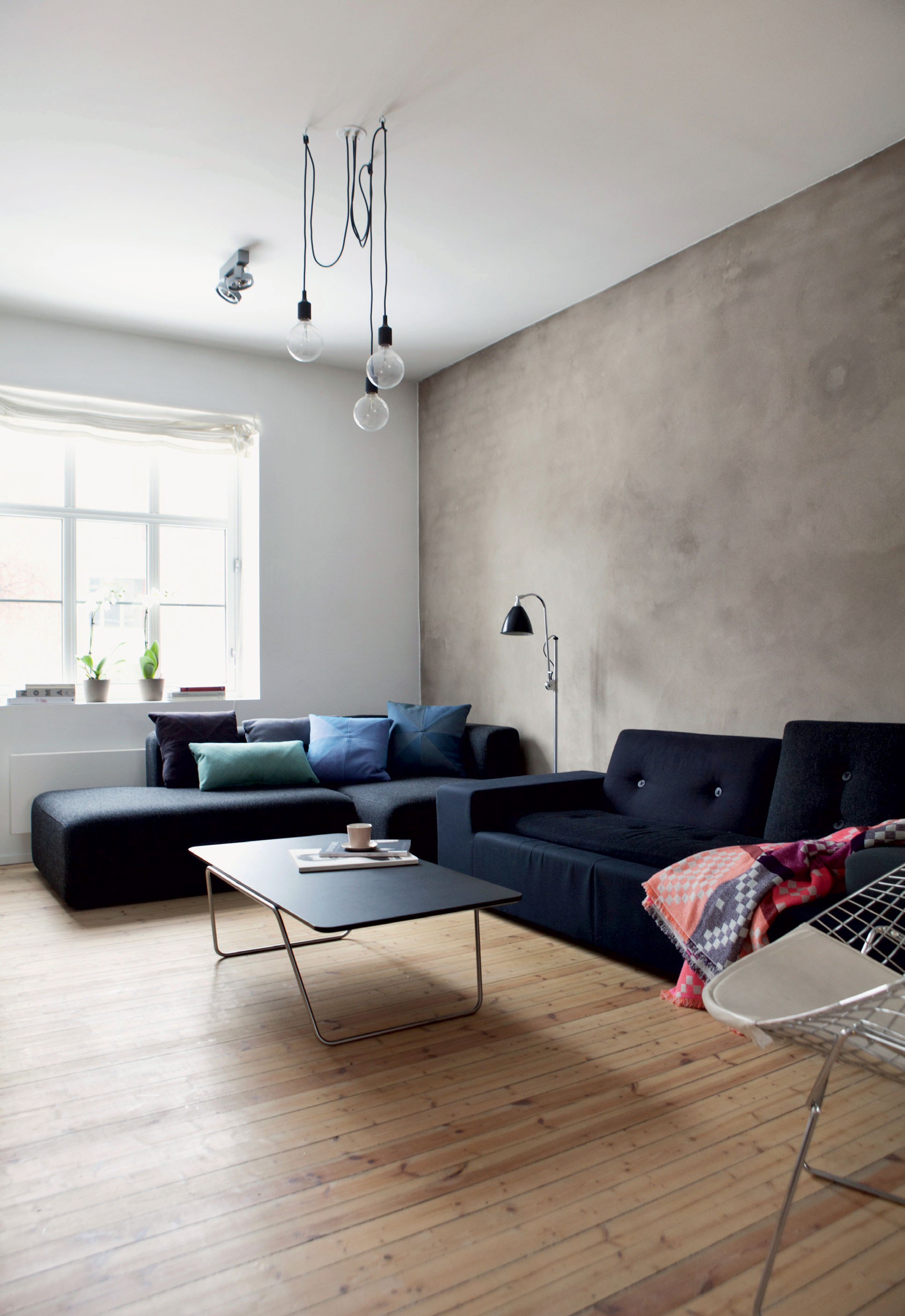 Sofaen Polder fra Vitra passer fint sammen med sofaen fra Hay under vinduet.