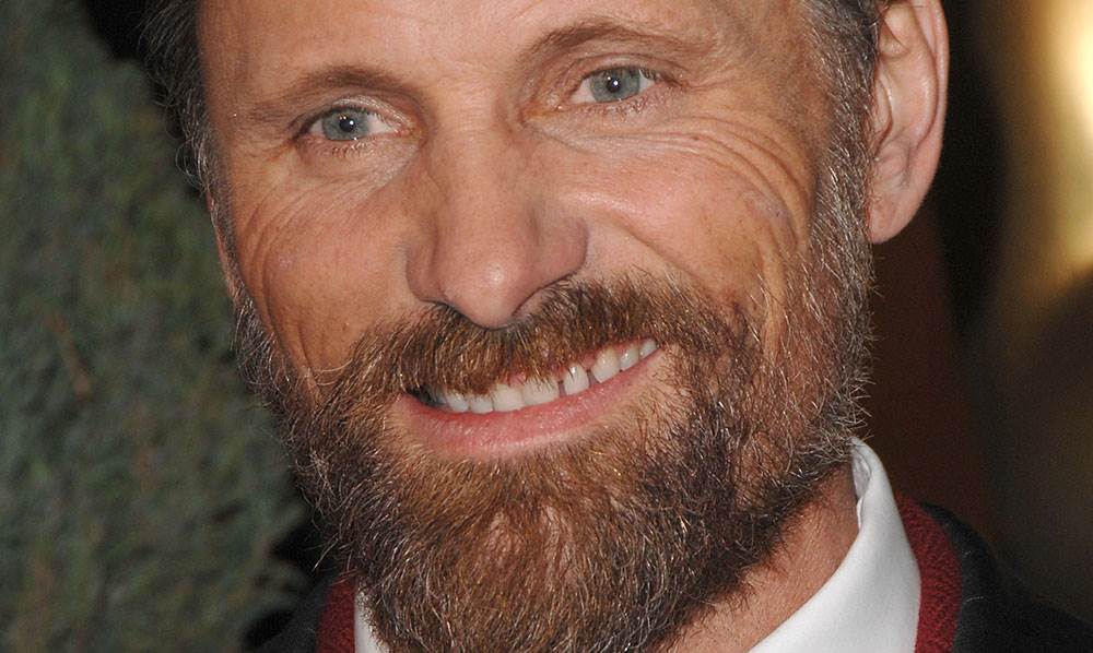 Viggo Mortensen med røde stænk i skægget Rødt skæg