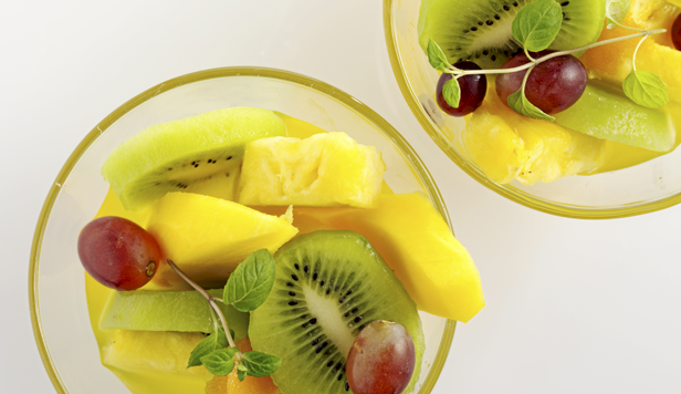 Frugtsalat med appelsinsirup Opskrift på frugtsalat med appelsinsirup