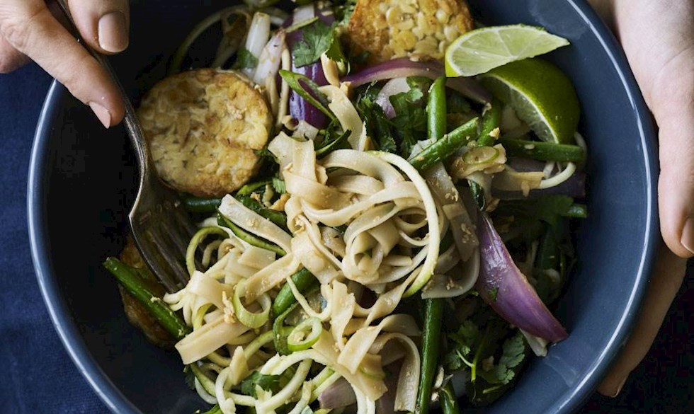 Skøn vegetar-ret med tempeh og nudler. Opskrift på nudler med tempeh