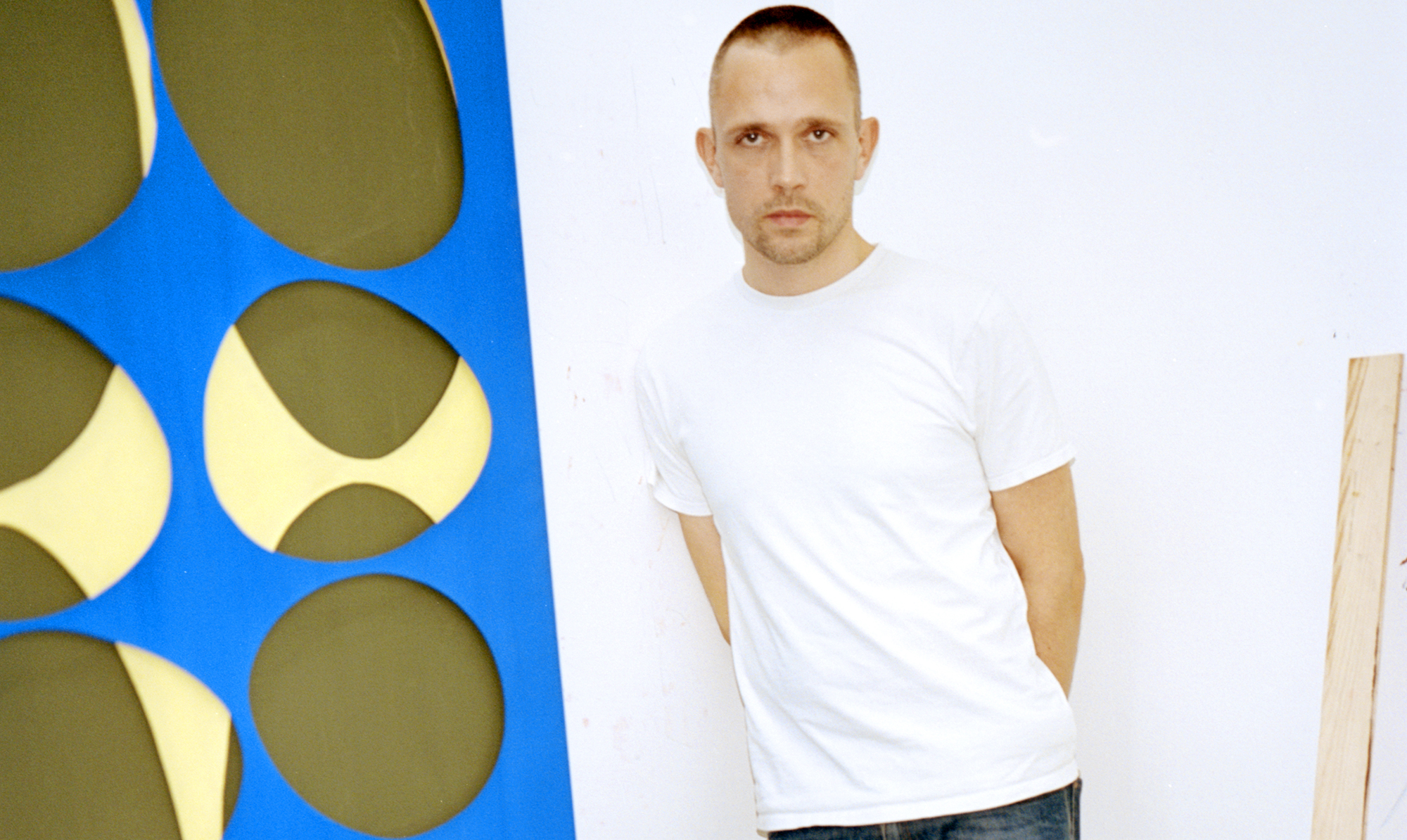 Blåt i blåt. Kunstner Mathias Malling Mortensen i sit atelier i Blågårdsgade, hvor han skaber parpirkunst og relieffer, senest i keramik for danske Kähler Mathias Malling Mortensen interview