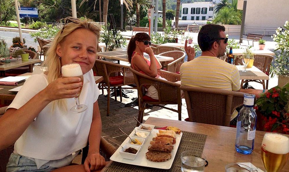 Amalie i Vietnam – med fire daiquiris (happy hour i poolbaren). Wauw, drikker jeg så meget?