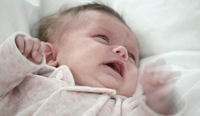 Billedtekst: Helt små babyers indre termostat er ikke færdigudviklet – så den lille kan godt være syg uden at have særlig høj feber. Har du en lidt større baby, skal du tage tøjet af ham. Det hjælper den lille krop med at komme af med varmen. Foto: Nimastock Sygdom barn