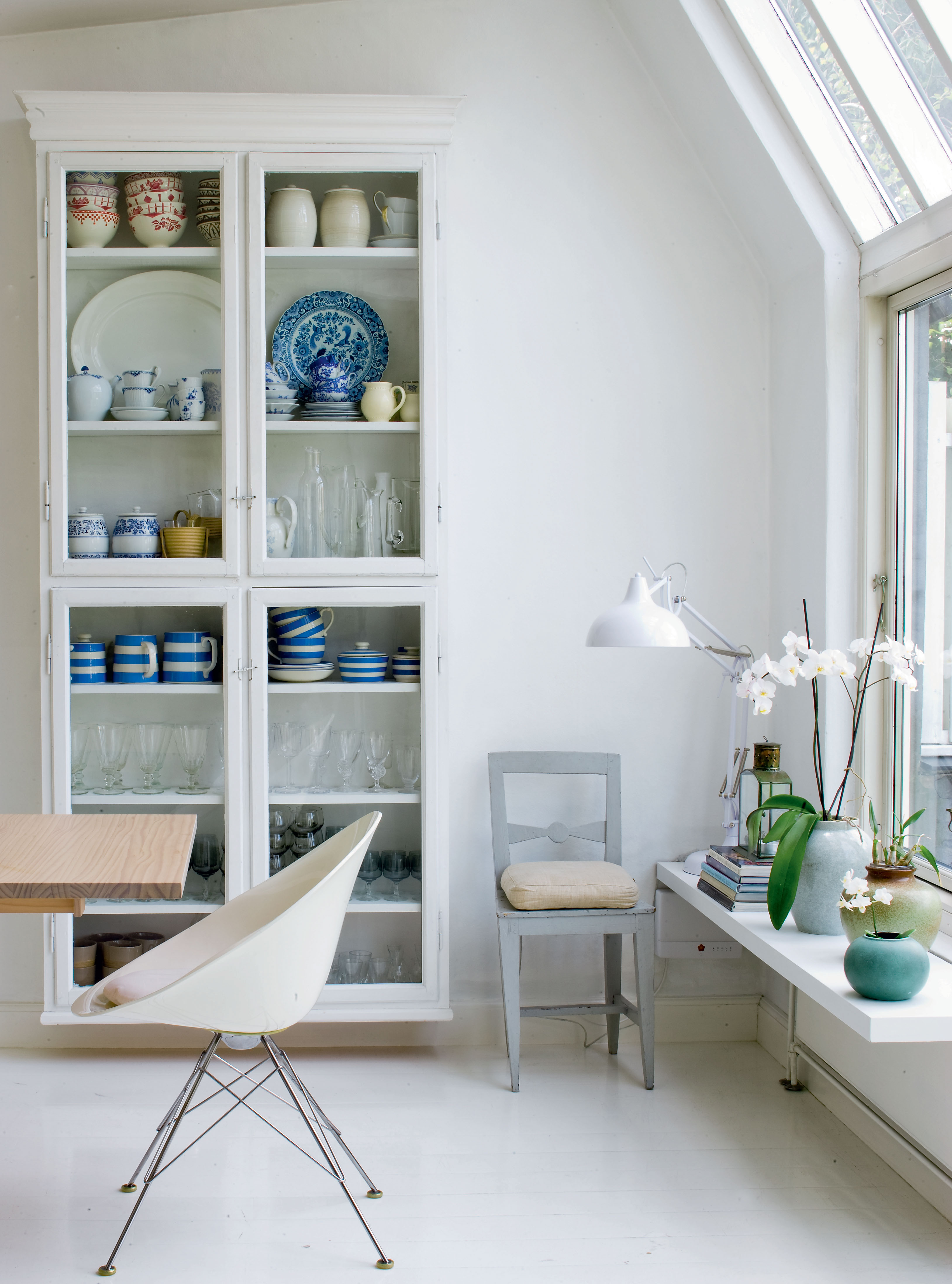 Spisestuen er en tilbygning til det oprindelige hus og virker næsten som et atelier eller en lys udestue.