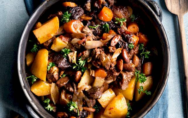 Marokkansk tagine med lam, abrikos, mandler og chili Marokkansk tagine med lam, abrikos, mandler og chili