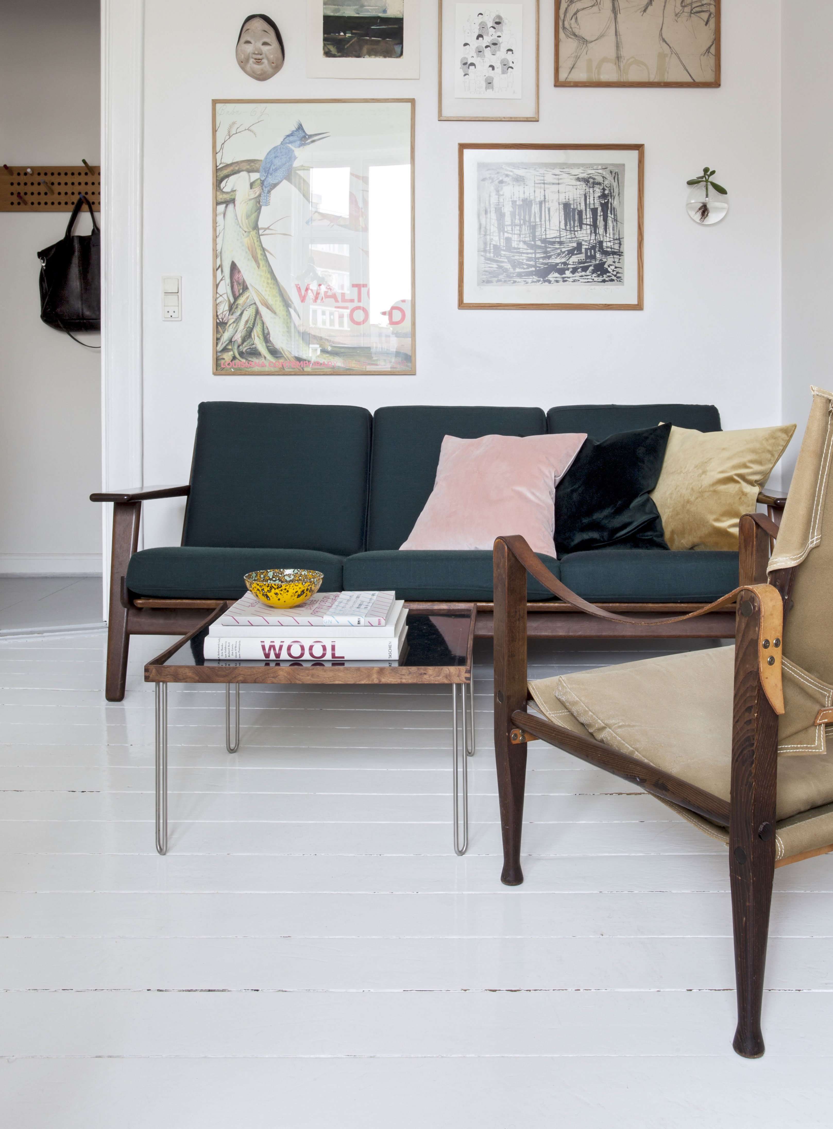 En stadig fin og velholdt Hans Wegnersofa har fulgt Nanna, siden hun flyttede hjemmefra.